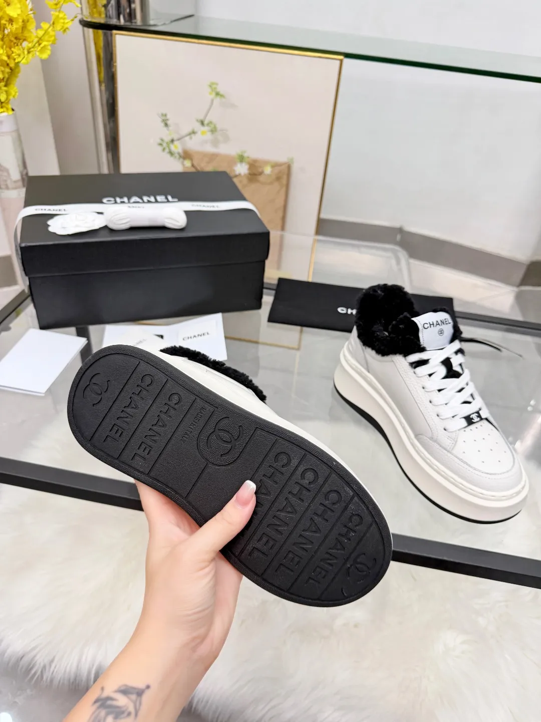 👟👟Ex-factory price 500👟👟 CHANEL 25C new autumn and winter sports shoes official website is available at the same time ❤️ Out of stock at counters. Major bloggers are recommending new styles on social days. This season’s new styles are simply eye-catching and look great on the feet. The casual casual sports style is cool and natural, interpreting Chanel’s fashionable femininity. The overall customization makes all sports shoes on the market at that time obsolete. This series is now available for sale! The upper is made of custom imported pebbled calf leather ➕ custom frosted calf leather. The lining is made of original one-to-one professionally customized mesh. Hardware accessories. Original full set of molds (not common in the market). Original custom molded TPU combination outsole. Height 4 cm. Women's size 35-40.